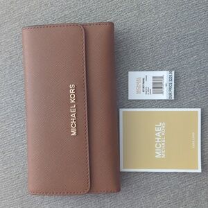 Michael kors jet travel large trifold wallet w/snap button closure zipper on bac